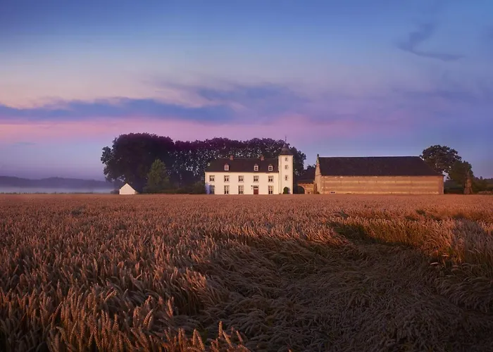 Stately 16-person Manor Farm In South Limburg Vakantiehuis Schimmert