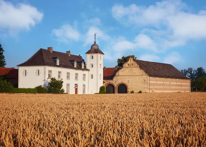 Stately 16-person Manor Farm In South Limburg Vakantiehuis *