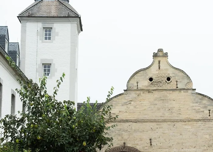 Vakantiehuis Stately 16-person Manor Farm In South Limburg Schimmert