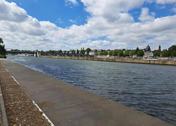 Vakantiehuis Stately 16-person Manor Farm In South Limburg *